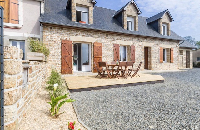 Casa espaciosa con chimenea y terraza en Lolif, ideal para familias