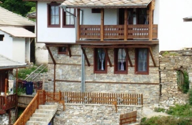 Amplia casa con terraza y balcón con buenas vistas, con mobiliario confortable