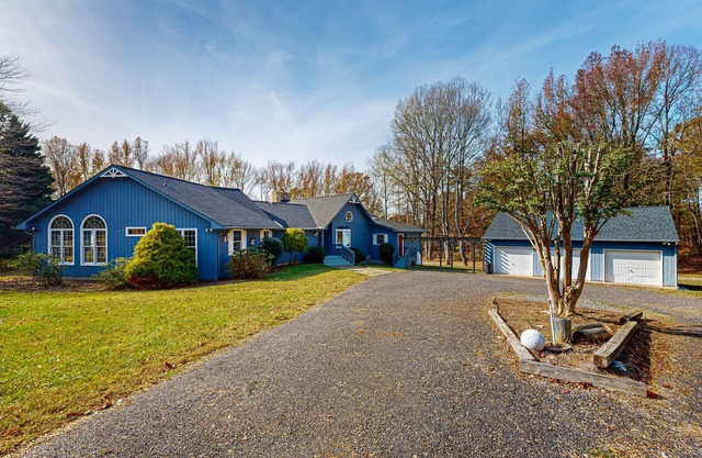 Spacious house with water view, kayaks, foosball table, deck, firepit