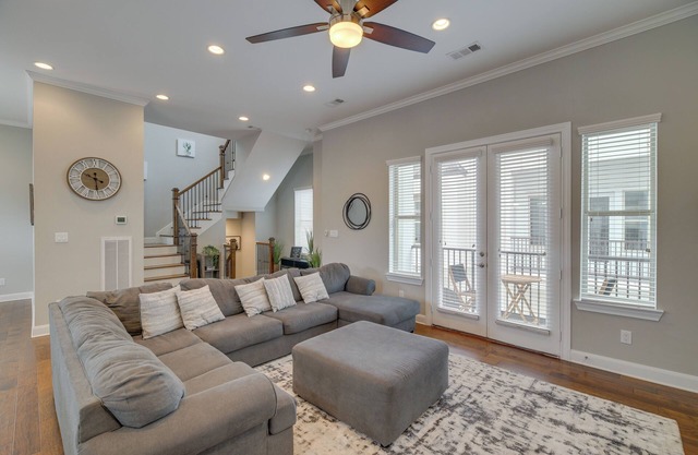 Spacious Houston Townhome ~ 5 Mi to Downtown!