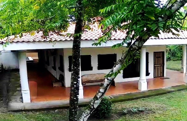 Isla Palo Seco Pool home, 3-bedroom house with AC & Wi-Fi in Parrita
