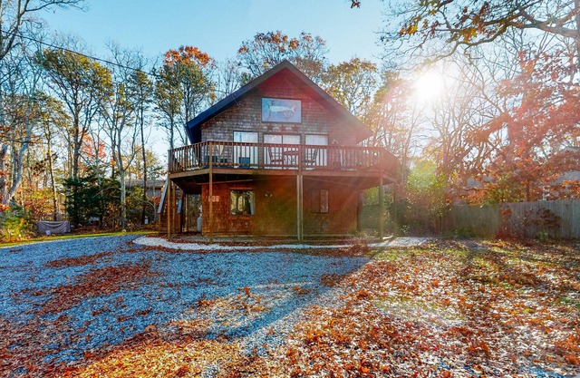 Spacious, island home with fast WiFi, furnished deck & central AC - near town