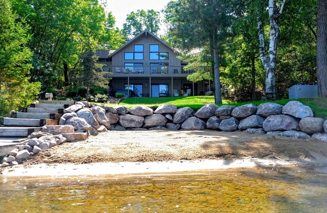 Spacious Kimble Lake home with year-round HOT TUB and seasonal Bunkhouse
