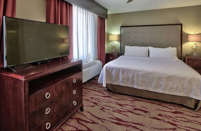 Spacious King Unit, Pool, Kitchenette, Shuttle