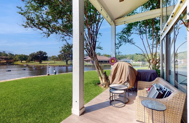 Spacious Lake Front Condo, Fish Right Outside the Back Patio