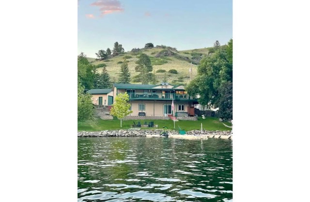 Spacious Lake House in the heart of Holter Lake MT