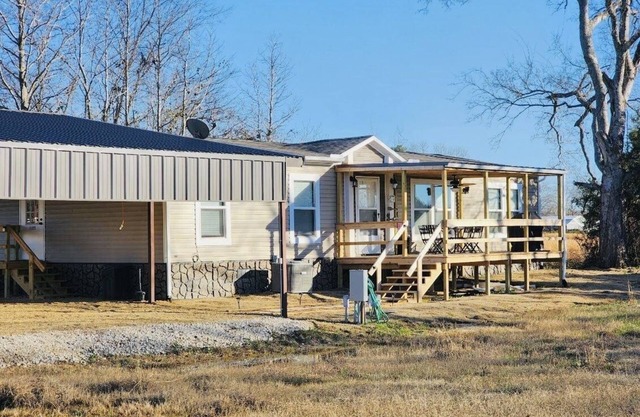 Spacious lake house with 3 bay car port with lights for bass boats! on Lake Fork