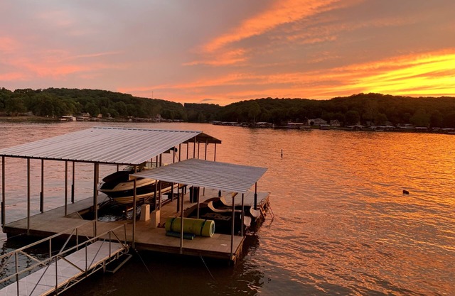 Spacious lakefront cabin @Ozarks-Great deck, dock and swimming area! No pet fees