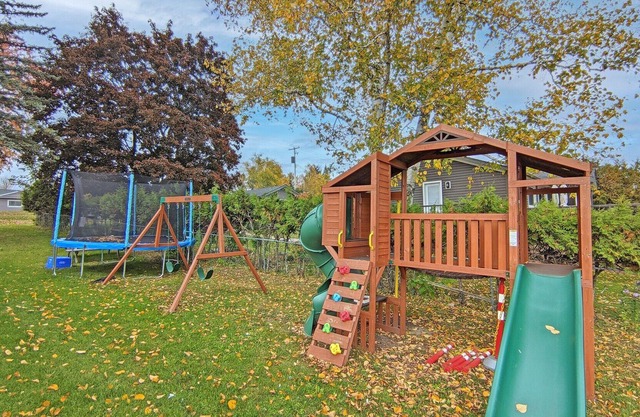 Spacious Lakefront Cottage !