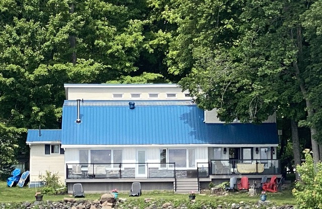 Spacious Lakefront Cottage with 2 separate wings and Bunkie