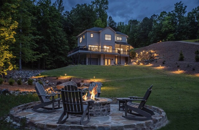 Spacious Lakefront Escape – 6BR, 4.5BA, Big Yard, Calm Waters