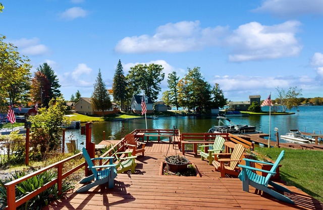 Spacious lakefront house with private dock, wifi + kayaks