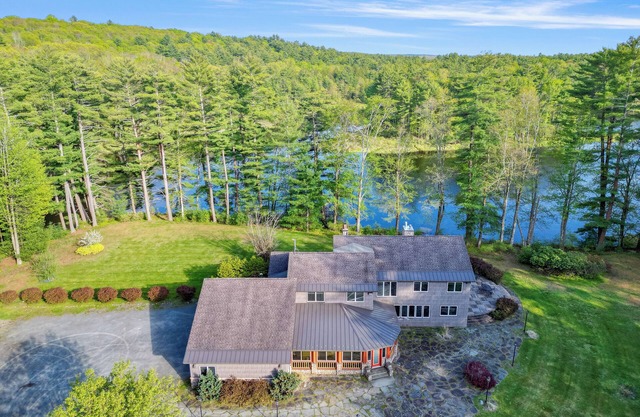 Spacious Lakefront Hideaway with Hot Tub & Kayaks