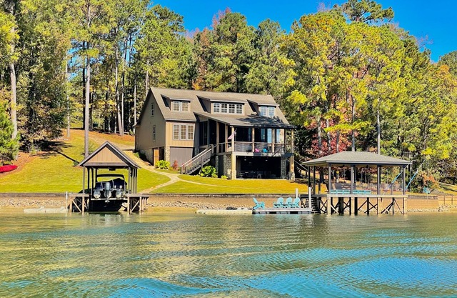 Spacious Lakeside Family Home!