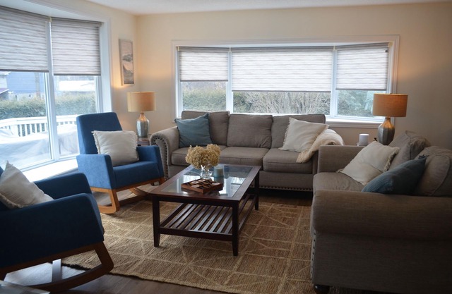 Spacious Lakeside Retreat within GTA Conservation Area with Wildlife.