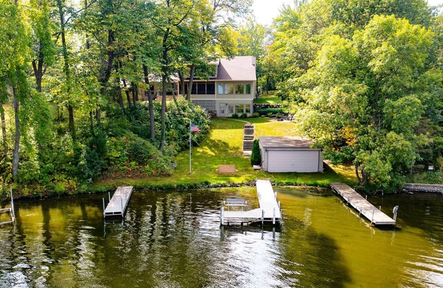 Spacious lakeside retreat