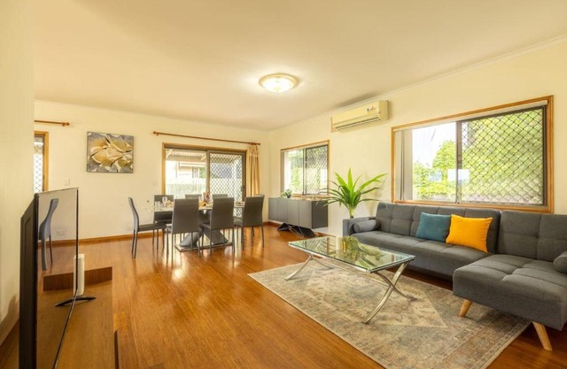 Spacious Land Area 5Bedroom Home at Sunnybank New AC
