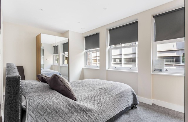 Spacious lateral 2 bedroom apartment, 5 minutes from Ealing Broadway station!