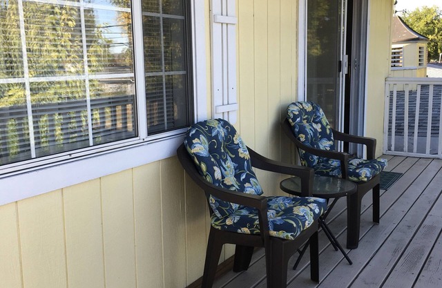 Spacious, light and clean, quiet neighborhood close to amenities