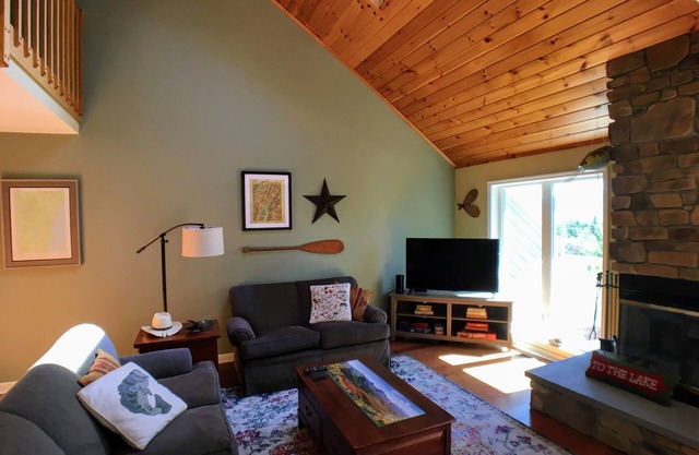 NUEVO Listado: Amplia casa de campo llena de luz en Bolton Landing en Lake George