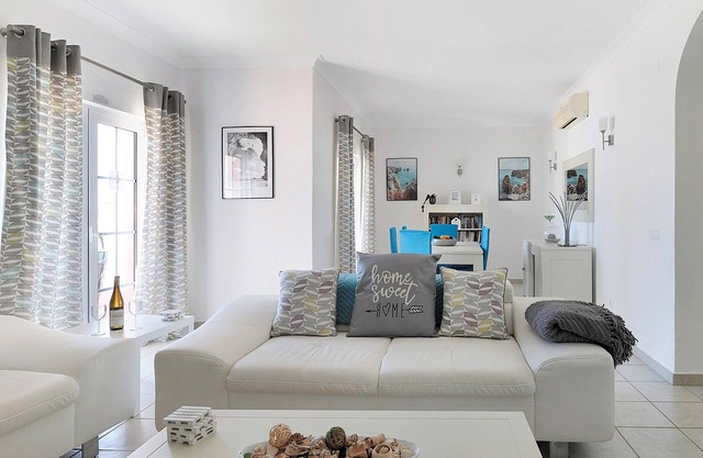 Spacious Linked Villa, Poolside location, Free fibre optic WIFI