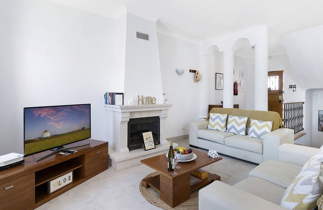 Spacious Linked Villas, Poolside location, Fibre optic WIFI