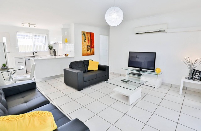 Apartamento de 2 dormitorios, amplio salón, abierto al patio. Locacion central