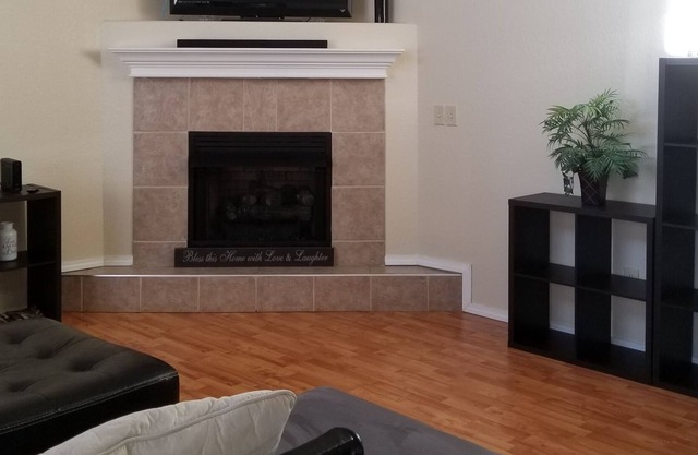 Spacious living space close to shops and eateries