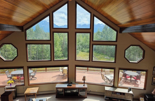 Spacious Lodge in Charming Palmer with Incredible Mountain Views