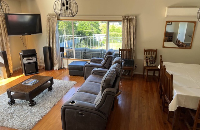 Spacious Lodge ,Seaviews,2 minutes from beach.