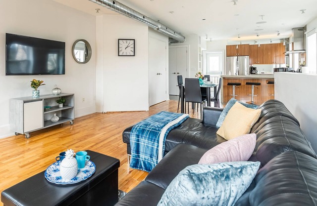 Spacious Loft, Leslieville Neighbourhood—Sleeps 5