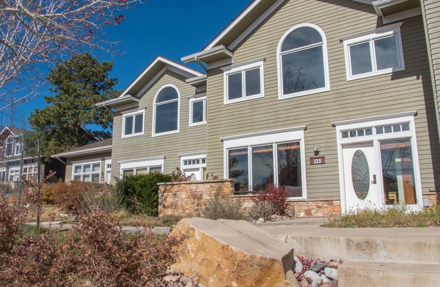 Spacious, lofted condo, private patio with hot tub, and views of RMNP!