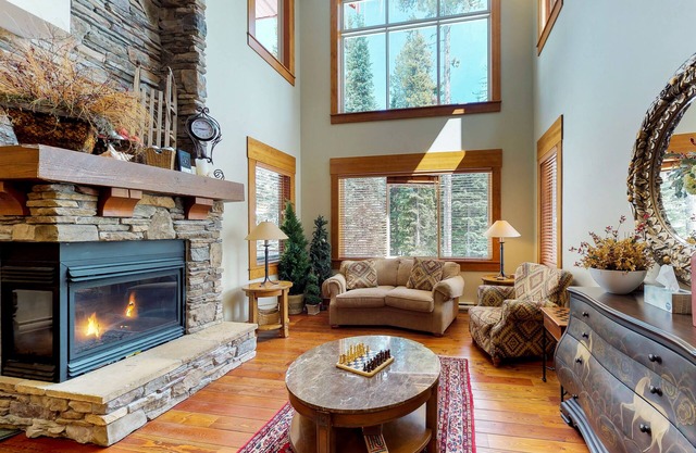 Spacious luxury home w/private hot tub, ski-in/ski-out access, dog friendly