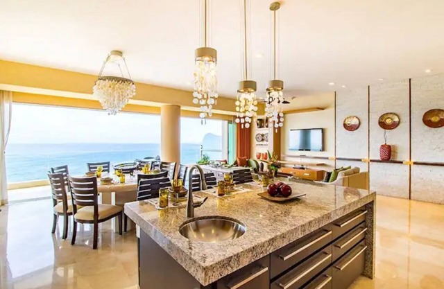 SPACIOUS / LUXURIOUS Two Bedroom Suite - gorgeous!