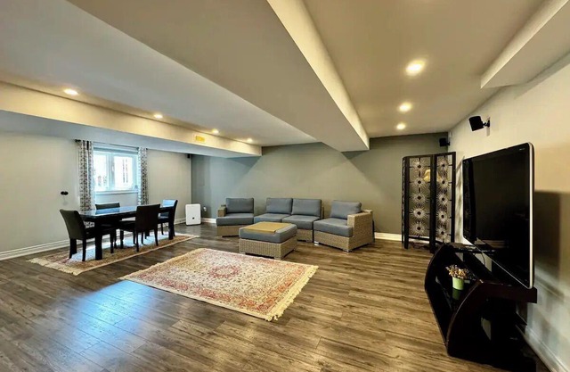 Spacious & Luxurious Richmond Hill "Basement"