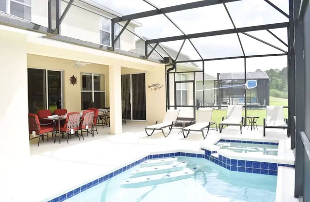 Spacious Luxurious 6 Bedroom 5 Bath Villa Sleeps 12 Pool, Jacuzzi, near Disney