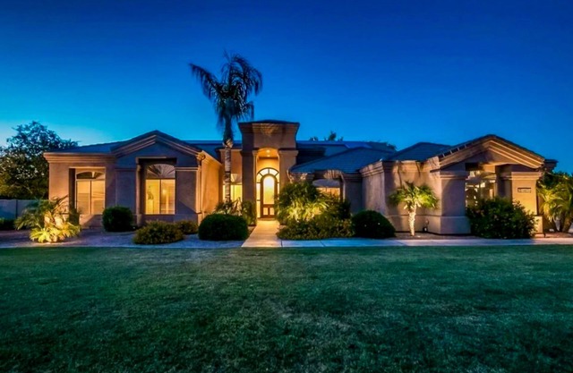 Spacious & Luxurious oasis w/ saltwater pool, hot tub, outdoor kitchen & sauna