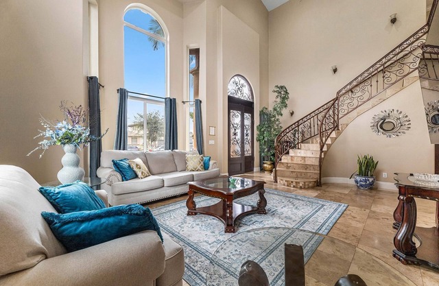 Spacious Luxury Family Getaway Home, Downey