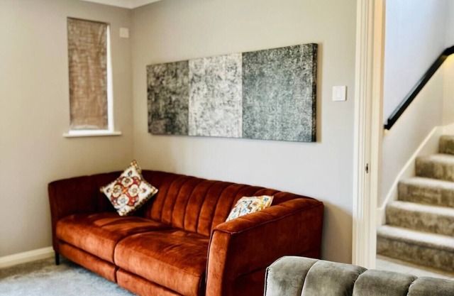 Spacious luxury home with garden & parking