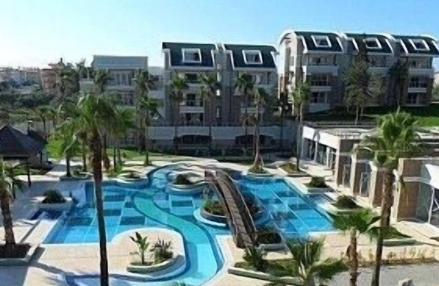 Espaciosa vida de lujo en la magnífica urbanización cerrada Tropicana, con vista a la comunidad