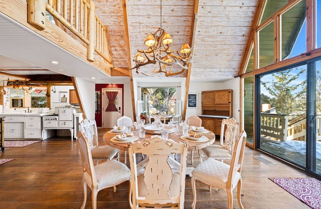 Spacious, Luxury, Picturesque "Mountain High Manor"- Ski Resort Town!