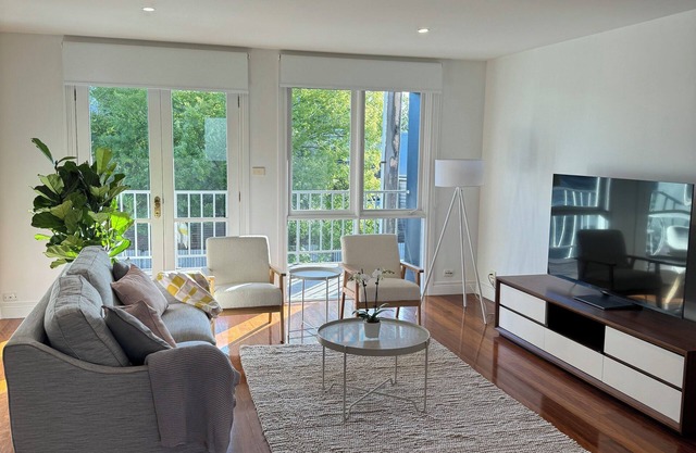 Spacious Middle Park Townhouse, Sleeps 6, Bayside, Albert Park Lake, City Nearby
