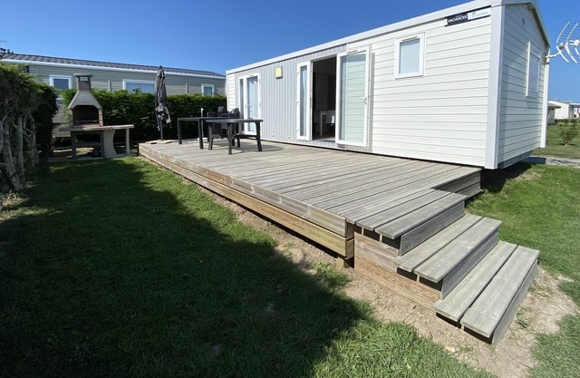 Spacious mobile home on a 3* campsite by the sea.