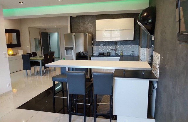 Spacious modern apartment - close to beaches and avenue 83
