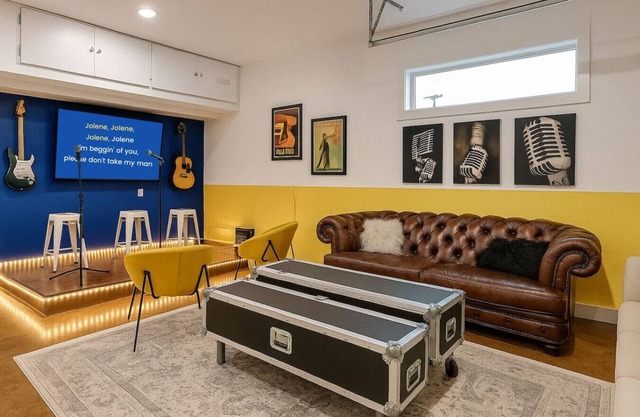 Spacious & Modern: 2 Rooftops, Stage, Games & More