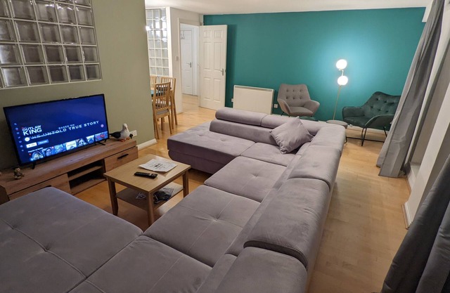 Spacious Modern 2BR Apartment Near City Center
