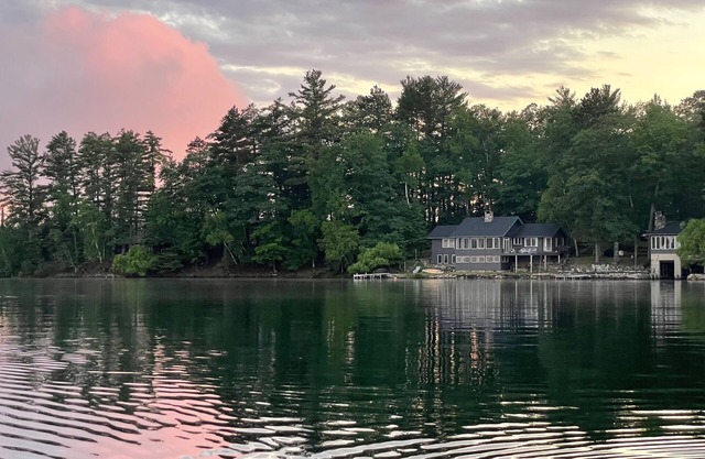 Spacious, modern 4-bed, 2-bath house with private dock & stunning lake views