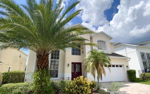 Spacious Modern And Clean Pool Home With Spa