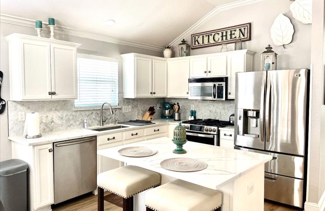 Spacious, modern and comfy 4 bedroom home!