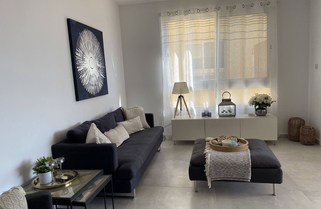 Spacious, modern apartment with ocean views - 10 mins to the beach!